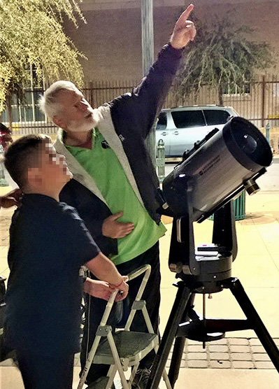 Nils and a young visitor at the telescope